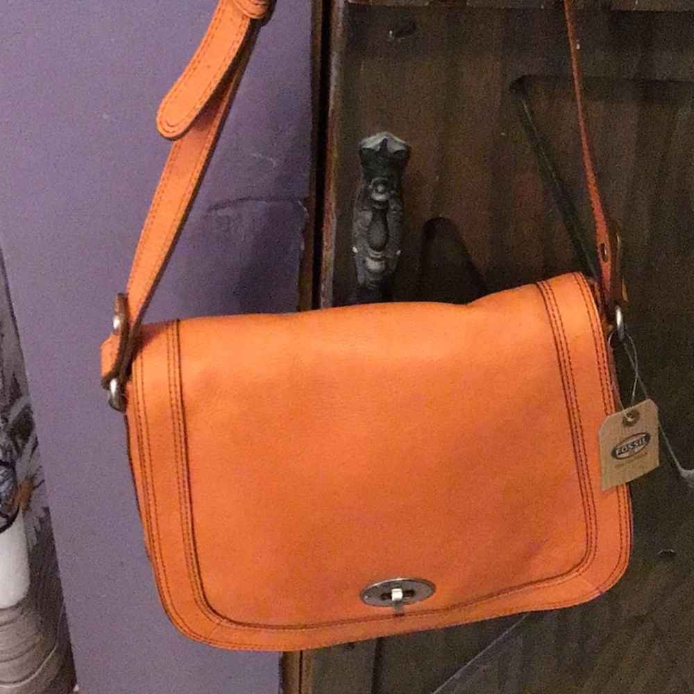 Light orange colored Fossil Bag, new with tags, beautiful condition.